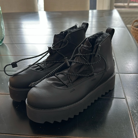 UGGS - Picture 1 of 5